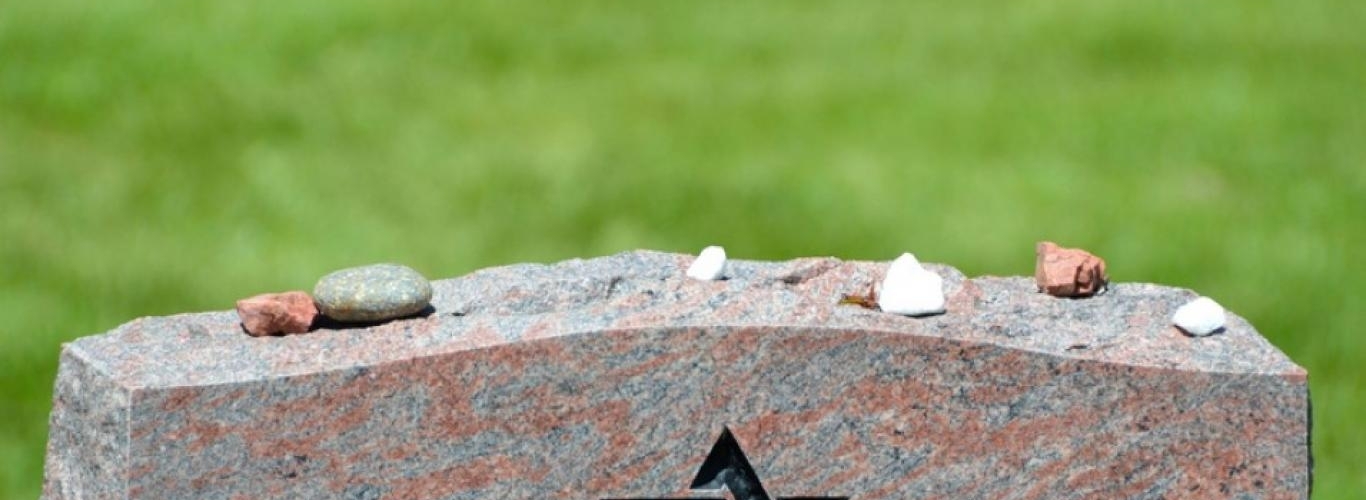 Miért tesznek köveket a sírra a zsidó temetőkben?