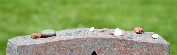 Miért tesznek köveket a sírra a zsidó temetőkben?